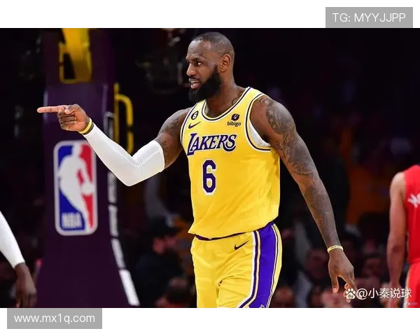 亚当斯边叫疼边偷瞄镜头ESPN配詹姆斯搞笑表情引发热议